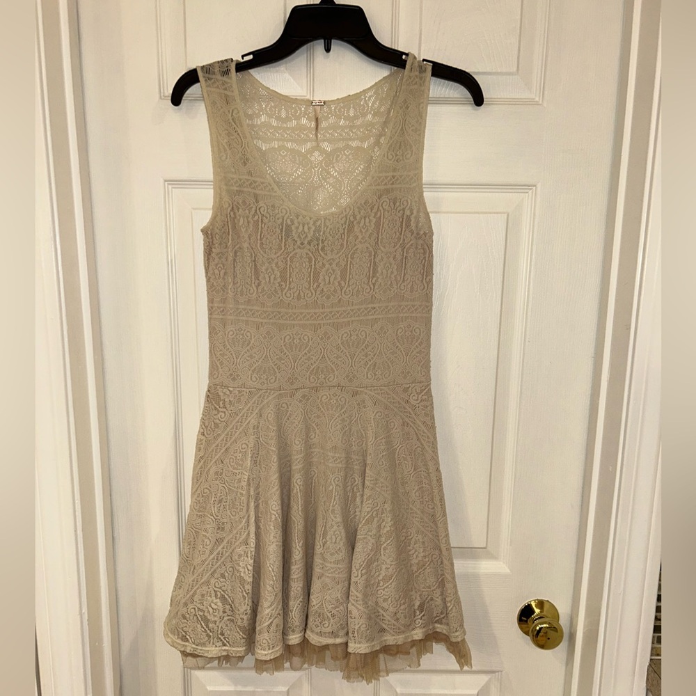 Adorable Free People lacey summer dress!! Gently worn!!
